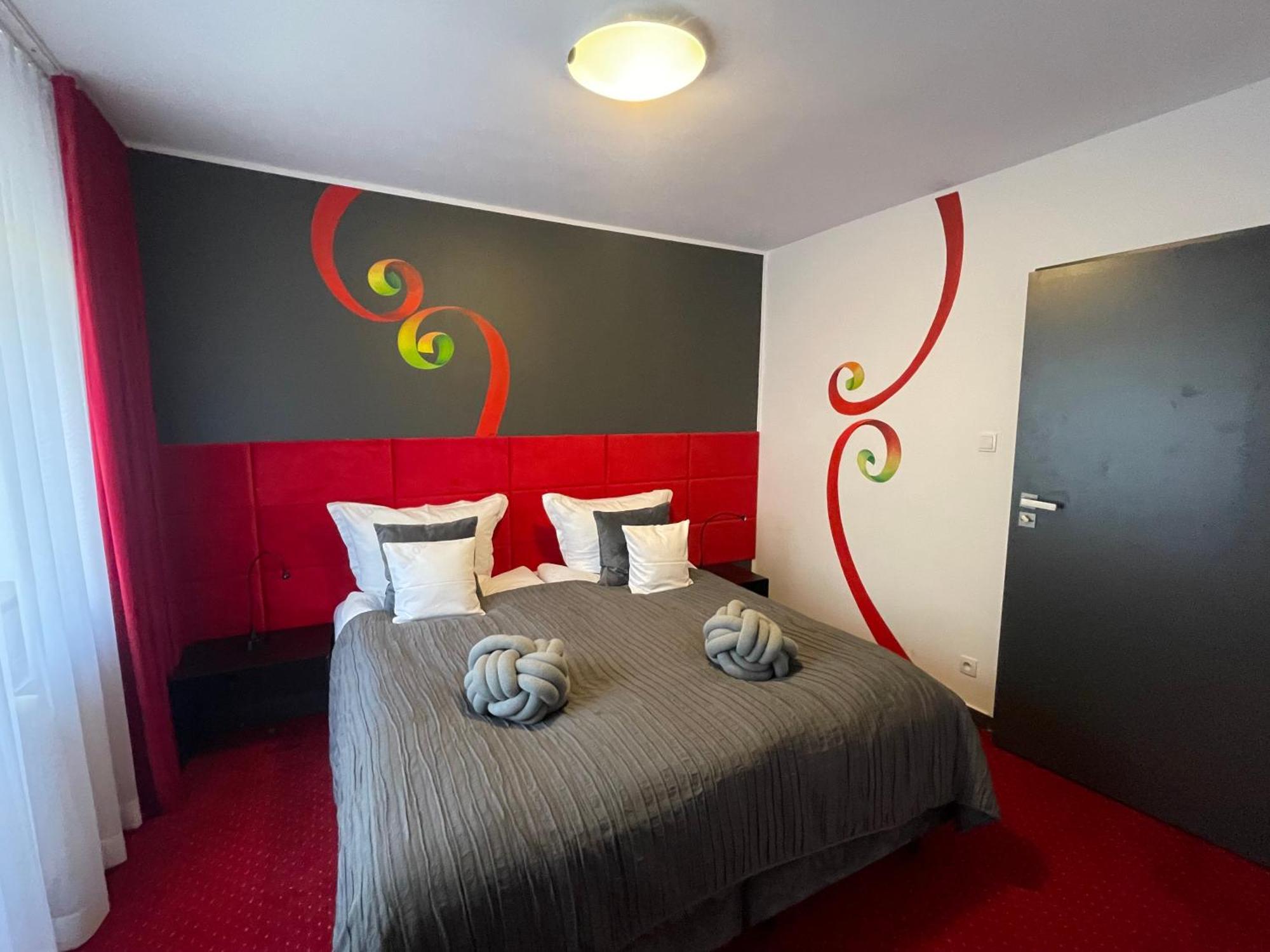 Canpol-Jull'S Art Hotel Człuchów Екстериор снимка